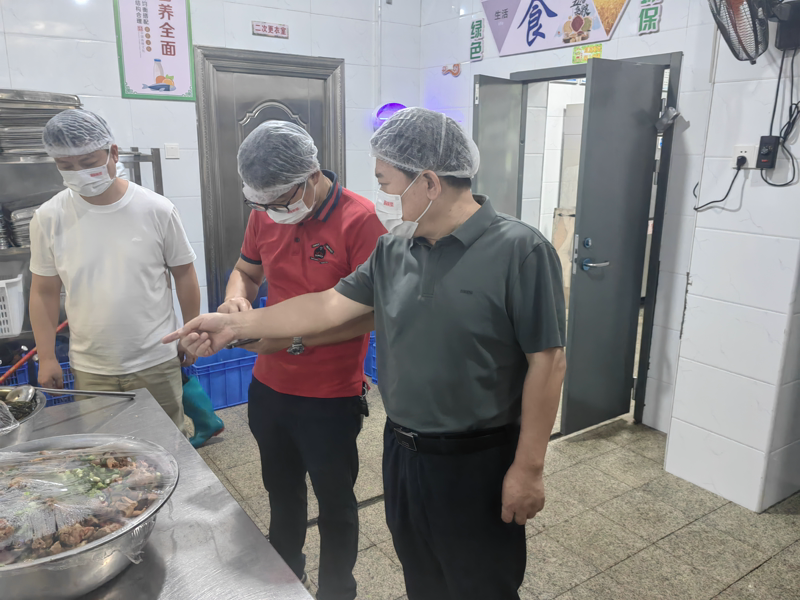 王俊“四不两直”到大祥一中 暗访检查校园食品安全工作