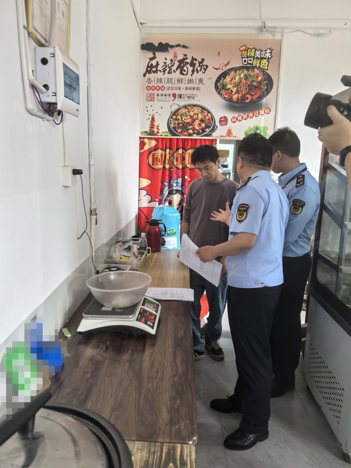 市区联合整治邵阳职院后街网络餐饮